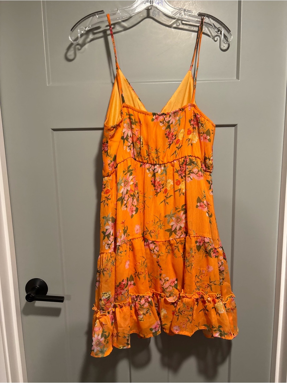 Dress neckline close-up - Picture 5 of 5
